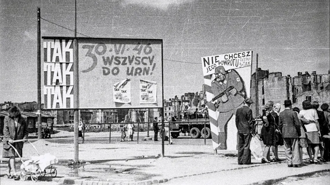 Hasła propagandowe zachęcające do głosowania w Referendum Ludowym. Warszawa, 1946 r. // Fot. Stanisław Dąbrowiecki / PAP
