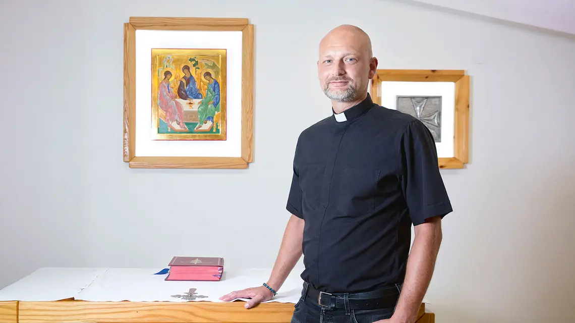 Ks. Piotr Żelazko w kaplicy swojego kościoła parafialnego w w Beer Szewie, sierpień 2018 r. // Fot. Moti Milrod