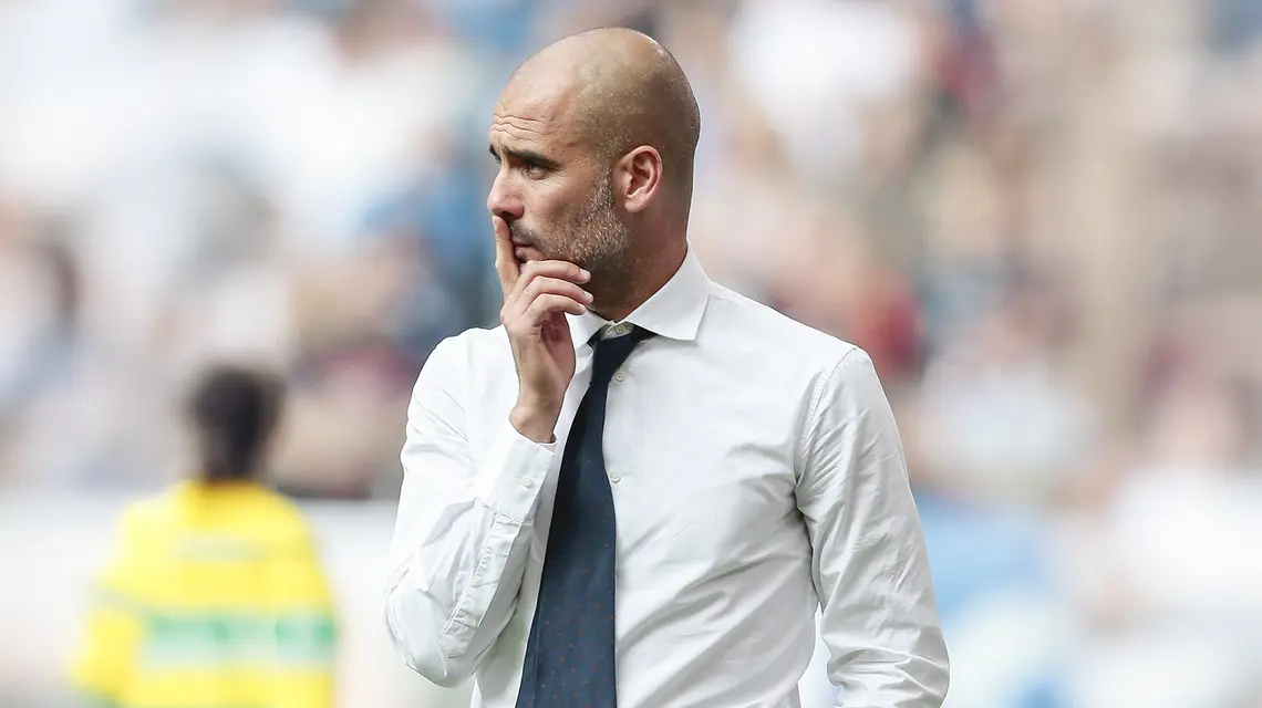 Josep Guardiola podczas meczu Bundesligi pomiędzy Hamburger SV a FC Bayern Monachium. 20 września 2014 r. // Oliver Hardt / Getty Images