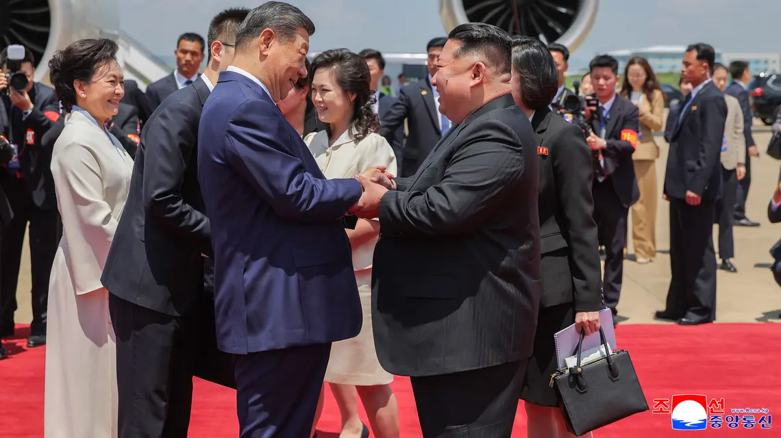 Kim Dzong Un wita Xi Jinpinga na lotnisku w Pjongjangu, 8 czerwca 2026 r.
