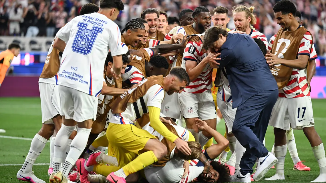 Piłkarze reprezentacji USA wraz ze swoim argentyńskim trenerem Mauricio Pochettino świętują bramkę podczas meczu z Paragwajem na tegorocznym mundialu. Los Angeles, 12 czerwca 2026 r. // Fot. Shaun Clark / ISI Photos / Getty Images