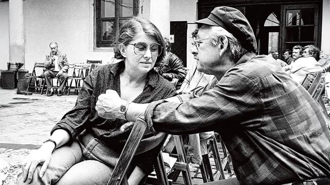 Z Krystyną Zachwatowicz podczas prób do „Zemsty” na dziedzińcu Kolegium Nowodworskiego, Kraków 1986 r. / Fot. Czesław Czapliński / FOTONOVA