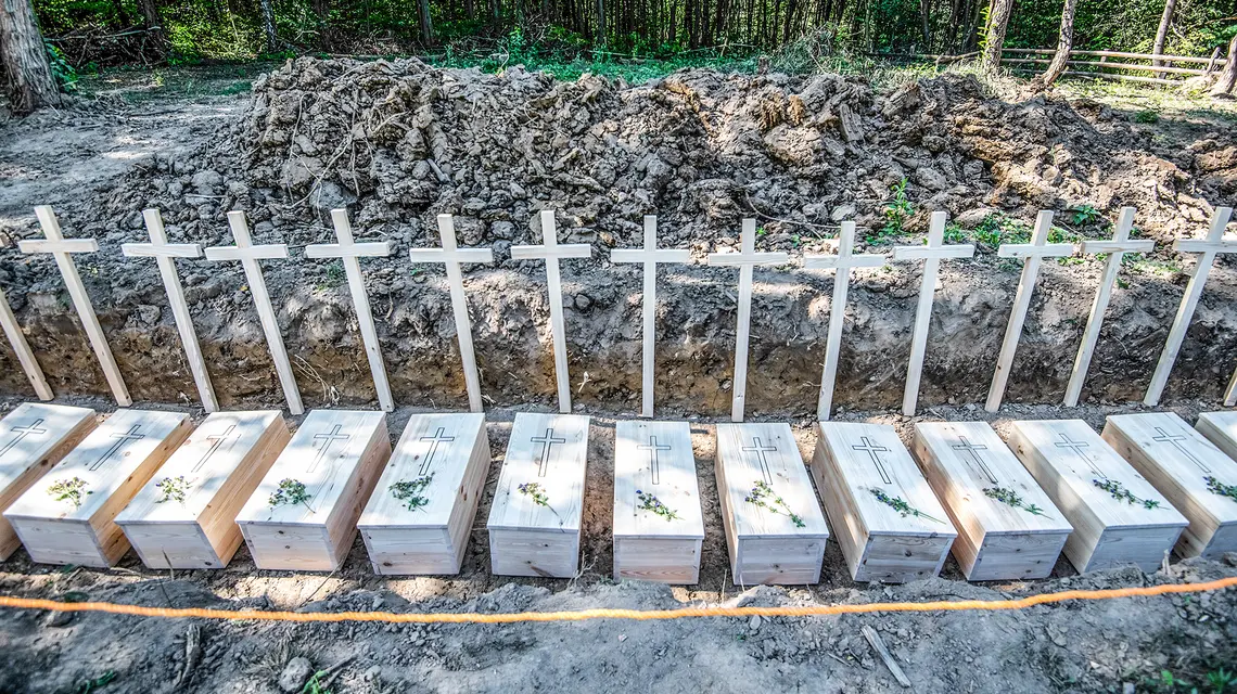 Pogrzeb ekshumowanych szczątków polskich ofiar zbrodni wołyńskiej na terenie dawnej wsi Puźniki w dzisiejszym obwodzie tarnopolskim na zachodzie Ukrainy. Puźniki, Ukraina, 6 września 2025 r. // Fot. Vladyslav Musiienko / PAP