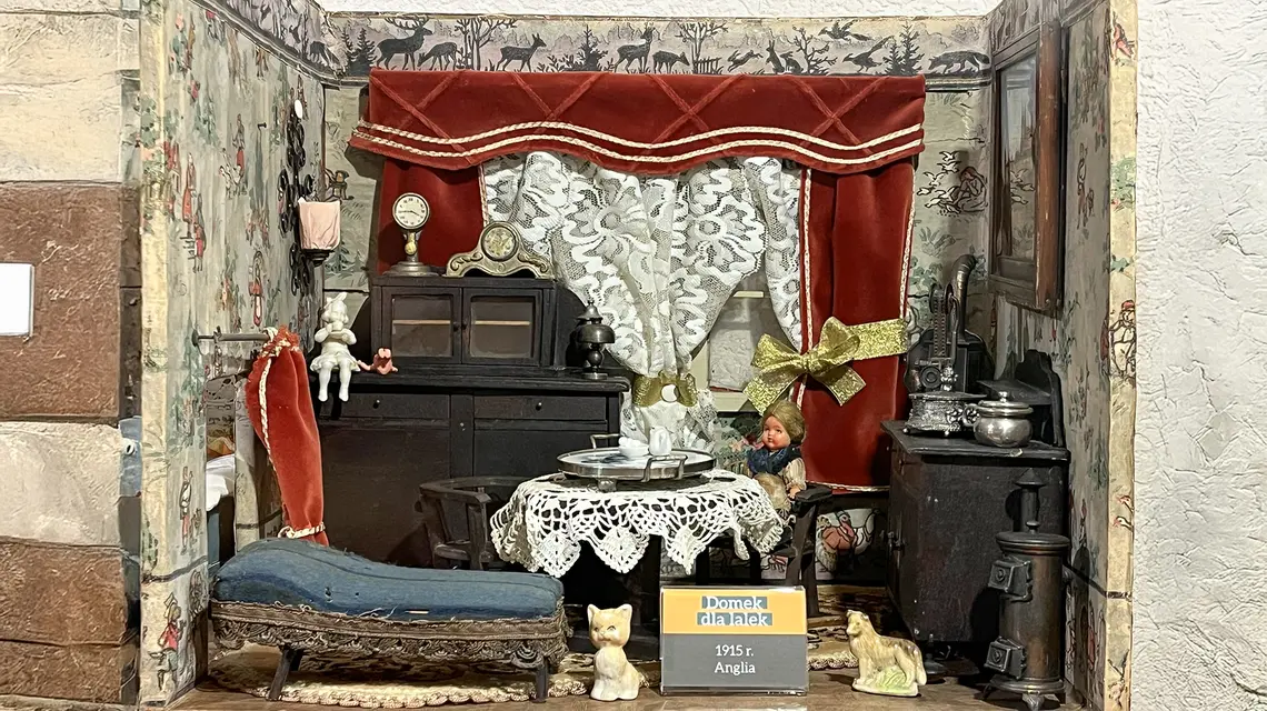 Angielski domek dla lalek z 1915 roku. Muzeum Zabawek w Krynicy. 6 lutego 2026 r. // Fot. Natalia Karpenko