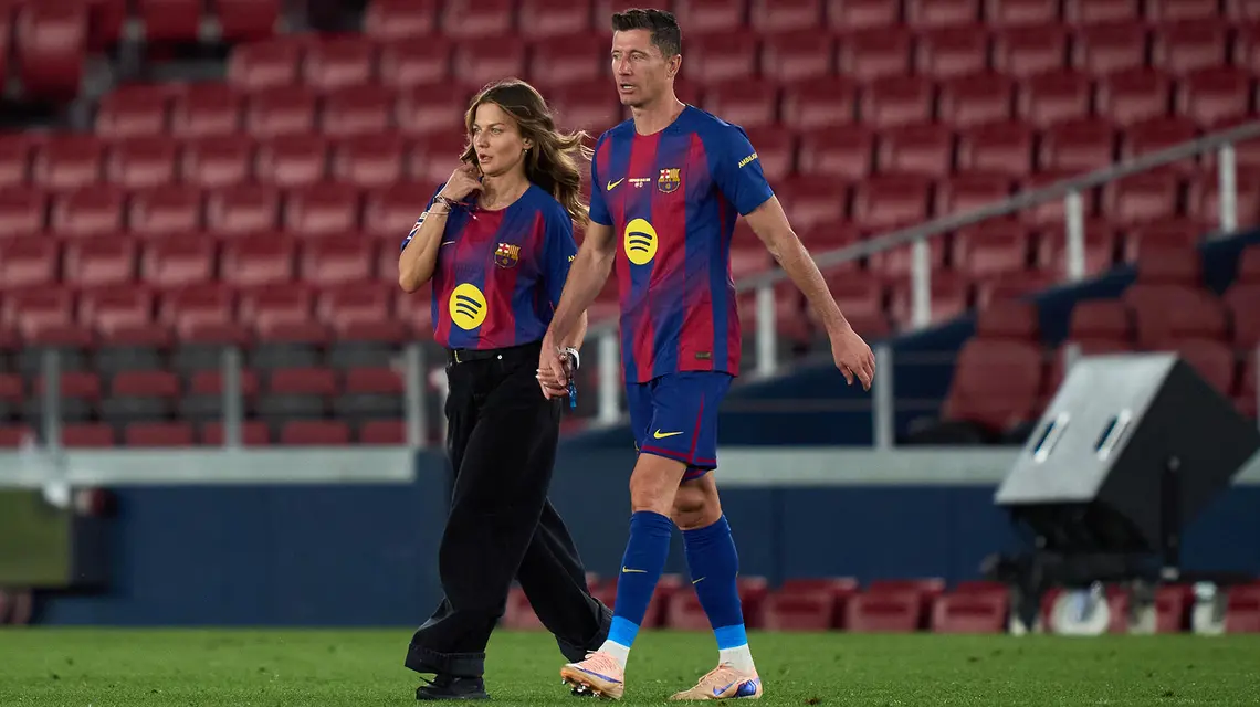Anna i Robert Lewandowscy na stadionie FC Barcelona po meczu z Realem Betis, 17 maja 2026 r. // Fot. Pedro Salado / Getty Images 