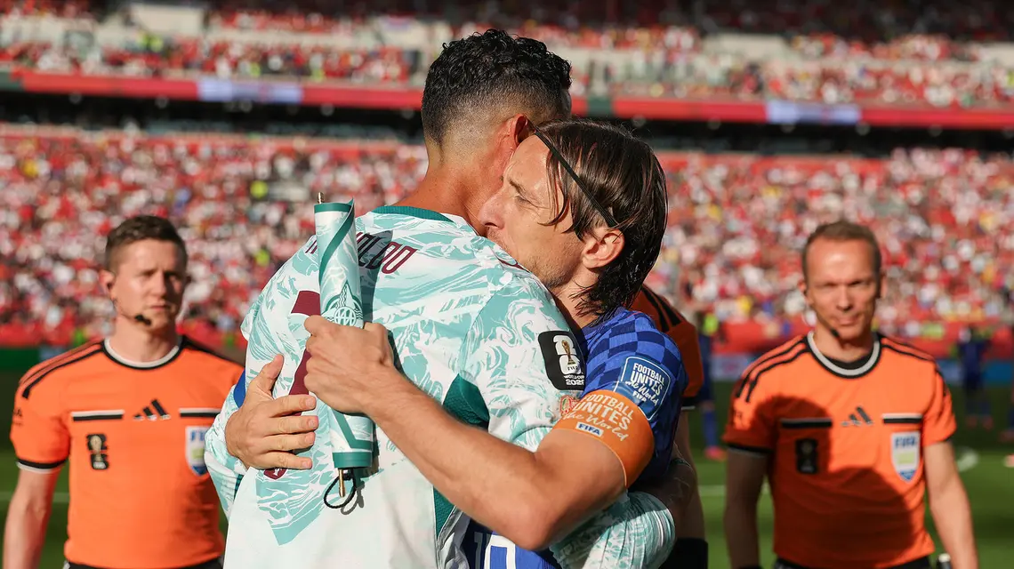 Cristiano Ronaldo i Luka Modrić obejmują się przed meczem 1/16 finału Mistrzostw Świata 2026 pomiędzy Portugalią a Chorwacją. Toronto, 2 lipca 2026 r. // Fot. Patrick Smith / Getty Images