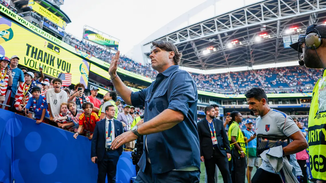 Mauricio Pochettino, selekcjoner reprezentacji USA, schodzi z boiska po porażce z Belgią w 1/8 finału piłkarskich mistrzostw świata 2026. Seattle, 6 lipca 2026 r. // Fot. Henry Rodenburg / Getty Images
