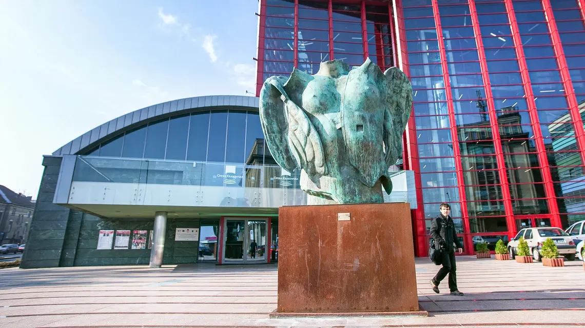 Plac przed budynkiem Opery Krakowskiej. Kraków, 2009 r. // Fot. Tomasz Wiech / Agencja Wyborcza.pl