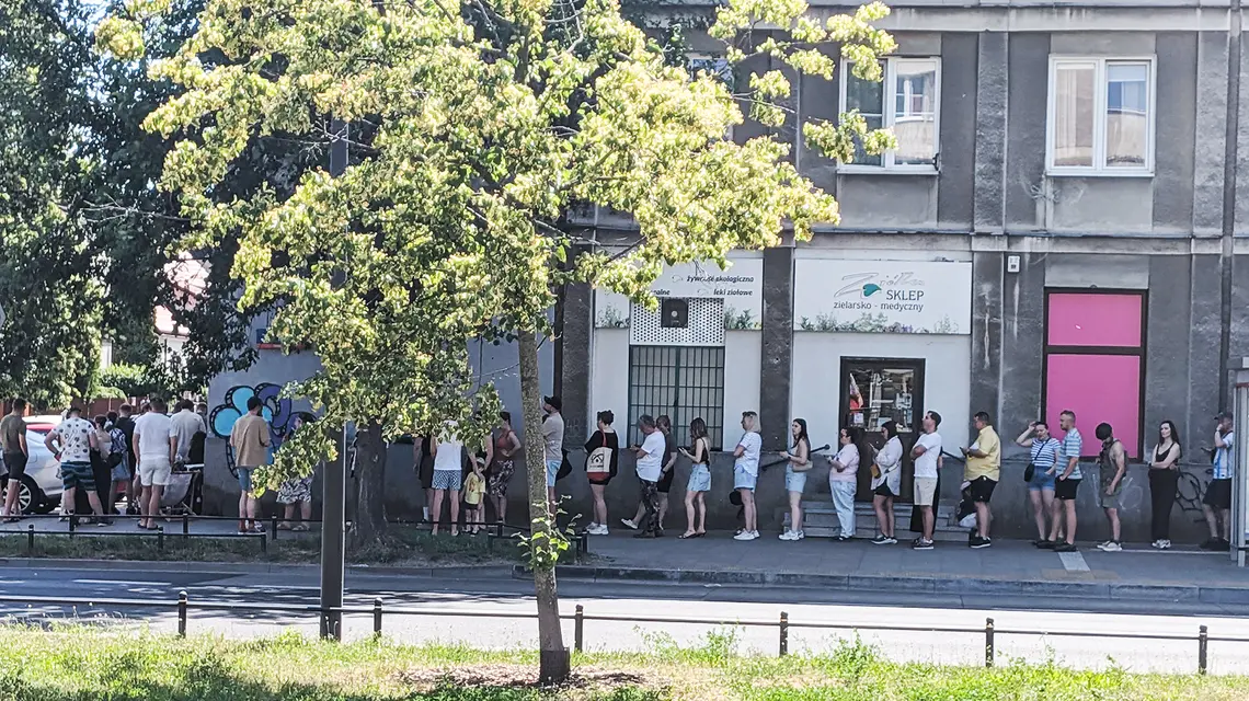 Kolejka po drożdzówki, Warszawa lipiec 2026 r. // Fot. Paweł Bravo
