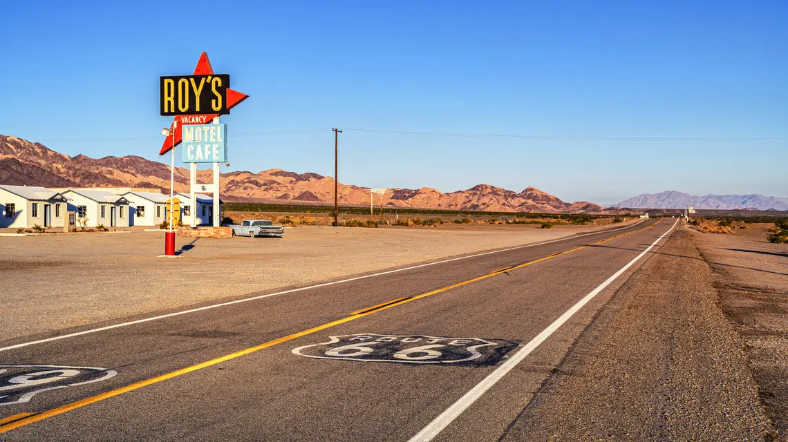 Motel Roy's przy drodze Route 66, Amboy, Kalifornia, listopad 2023 r. // Nick Fox / Adobe Stock