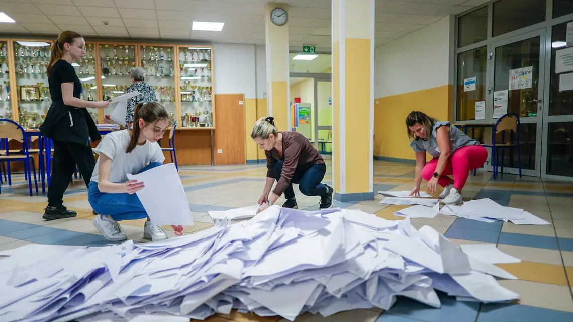 Liczenie głosów w wyborach samorządowych we Wrocławiu. 7 kwietnia 2024 r. // Fot. Krzysztof Zatycki / Forum