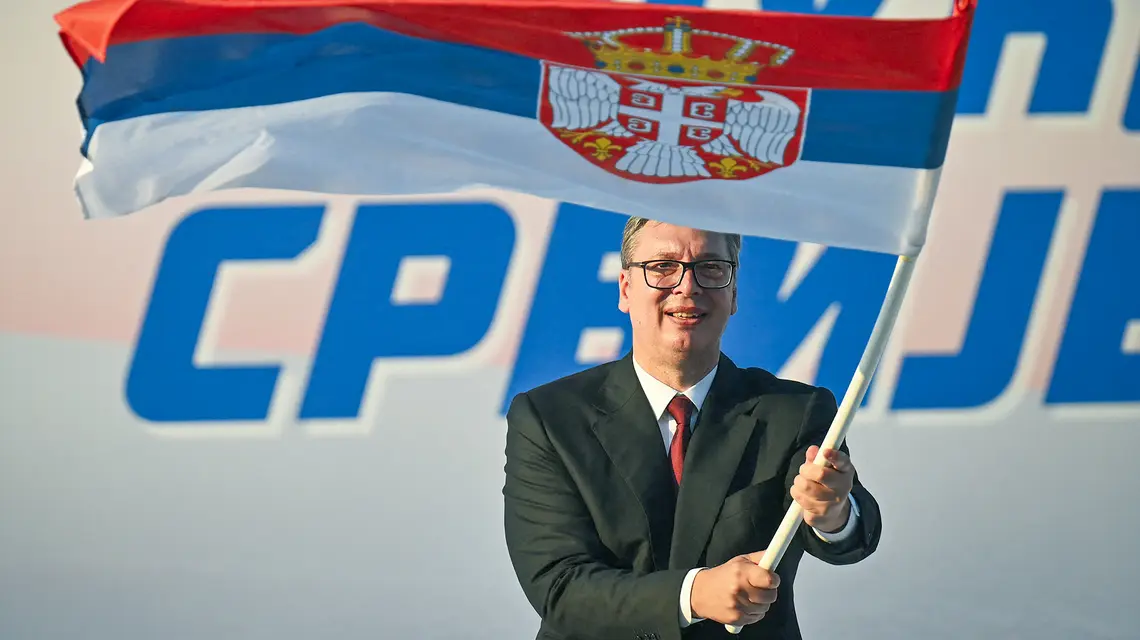 Aleksandar Vučić jest prezydentem Serbii od 9 lat. Teraz obiecał, że złoży urząd i rozpisze wybory parlamentarne. Opozycja sądzi, że Vučić chce zostać u władzy, tylko już jako premier. Na zdjęciu: na wiecu zwolenników Vučić ogłasza swoją decyzję. Belgrad, 27 czerwca 2026 r. // Fot. Oliver Bunic / AFP / East News