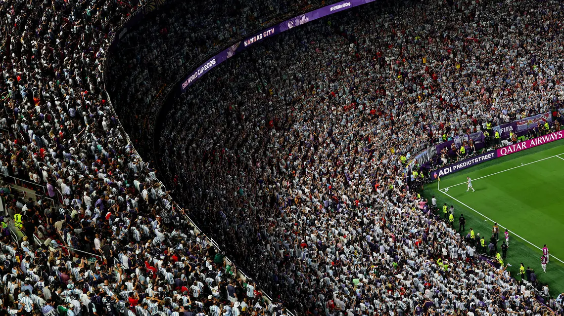 Leo Messi przygotowuje się do rzutu rożnego w ćwiercfinałowym meczu ze Szwajcarią. Kansas City, 11 lipca 2026 r. // Fot. Julian Finney / FIFA / Getty Images 