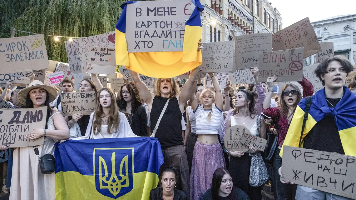 Protesty na ulicach Kijowa po dymisji ministra obrony Mychajła Fiodorowa. 18 lipca 2026 r. // Fot. Paula Bronstein / Getty Images