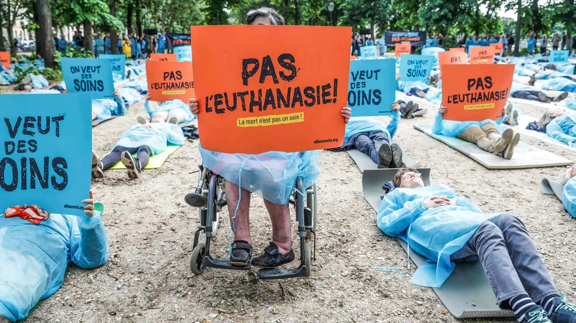 Protest przeciwników legalizacji eutanazji i wspomaganego samobójstwa podczas debaty nad ustawą we francuskim Zgromadzeniu Narodowym. Paryż, 12 maja 2026 r. // Fot. Geoffroy Van der Hasselt / AFP / East News
