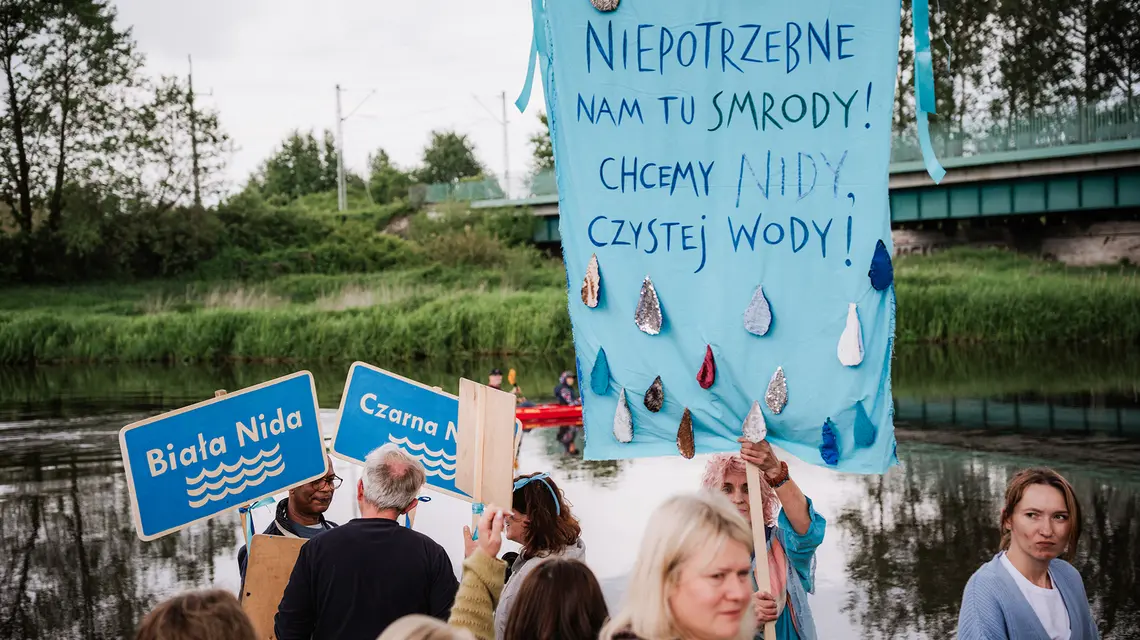 Protest mieszkańców i Sióstr Rzek przeciwko budowie fermy na 5 milionów brojlerów rocznie w otulinie rzeki Nidy na obszarze chronionego krajobrazu. Brzeźno, 31 maja 2026 r. // Fot. Katarzyna Włoch / Nida Otulina