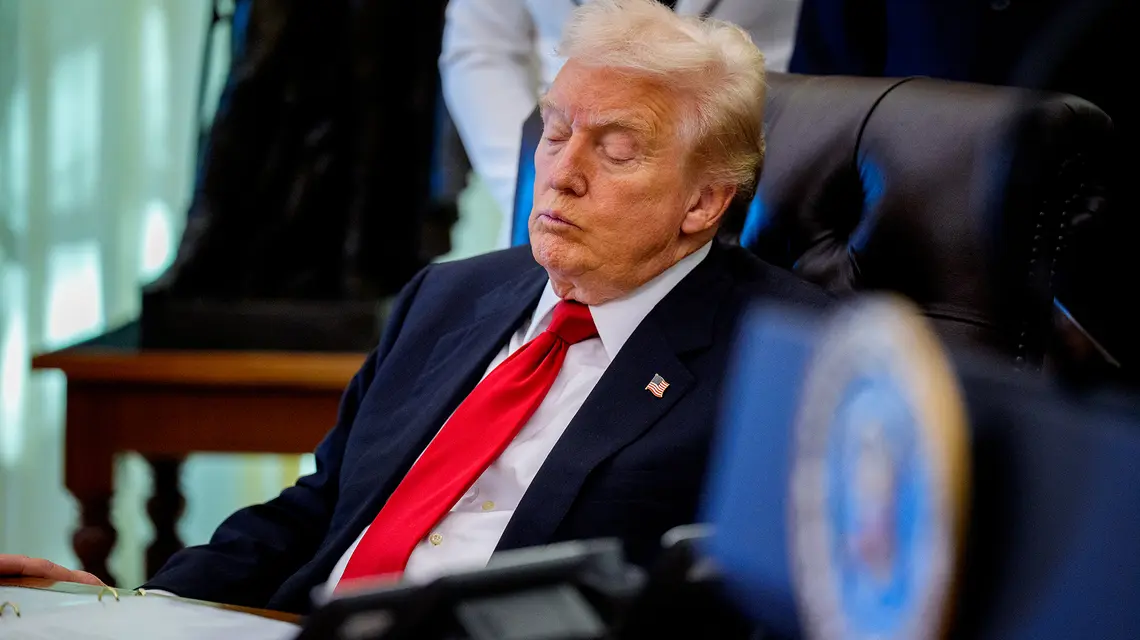 Według jednych zasypia, według jego otoczenia tylko przymyka oczy i nadal uważnie słucha: Donald Trump w Gabinecie Owalnym podczas ogłoszenia obniżki cen leków na odchudzanie. Waszyngton, 6 listopada 2025 r. // Fot. Andrew Harnik / Getty Images