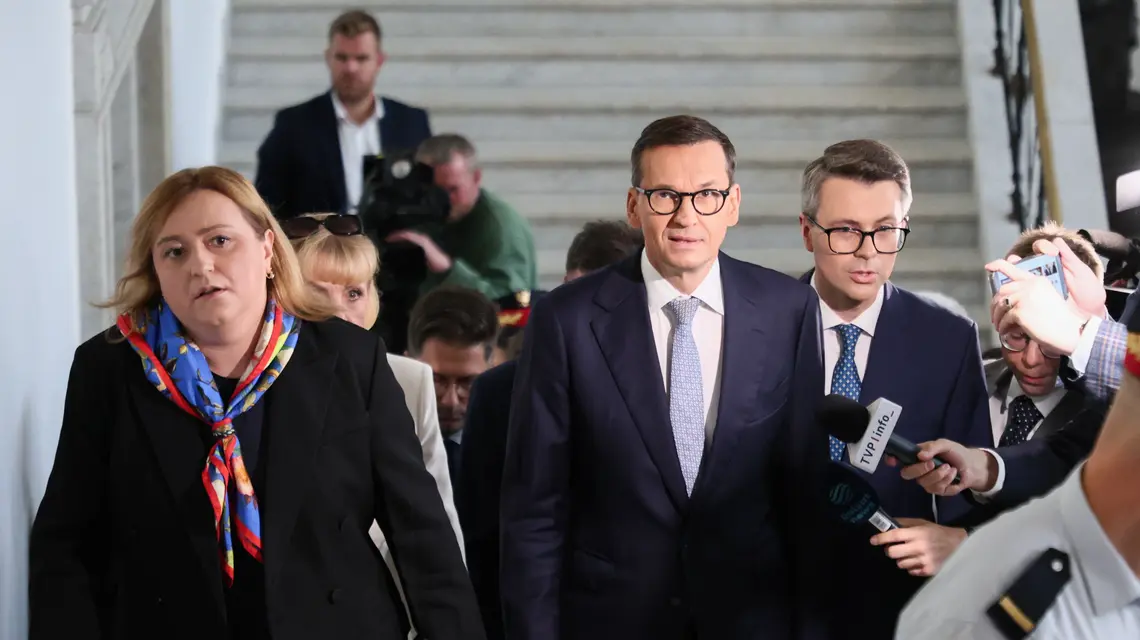 Mateusz Morawiecki z Olgą Semeniuk-Patkowską i Piotrem Mullerem. Konferencja prasowa po ultimatum kierownictwa PiS, 24 lipca 2026 r. // Fot. Dawid Wolski / East News