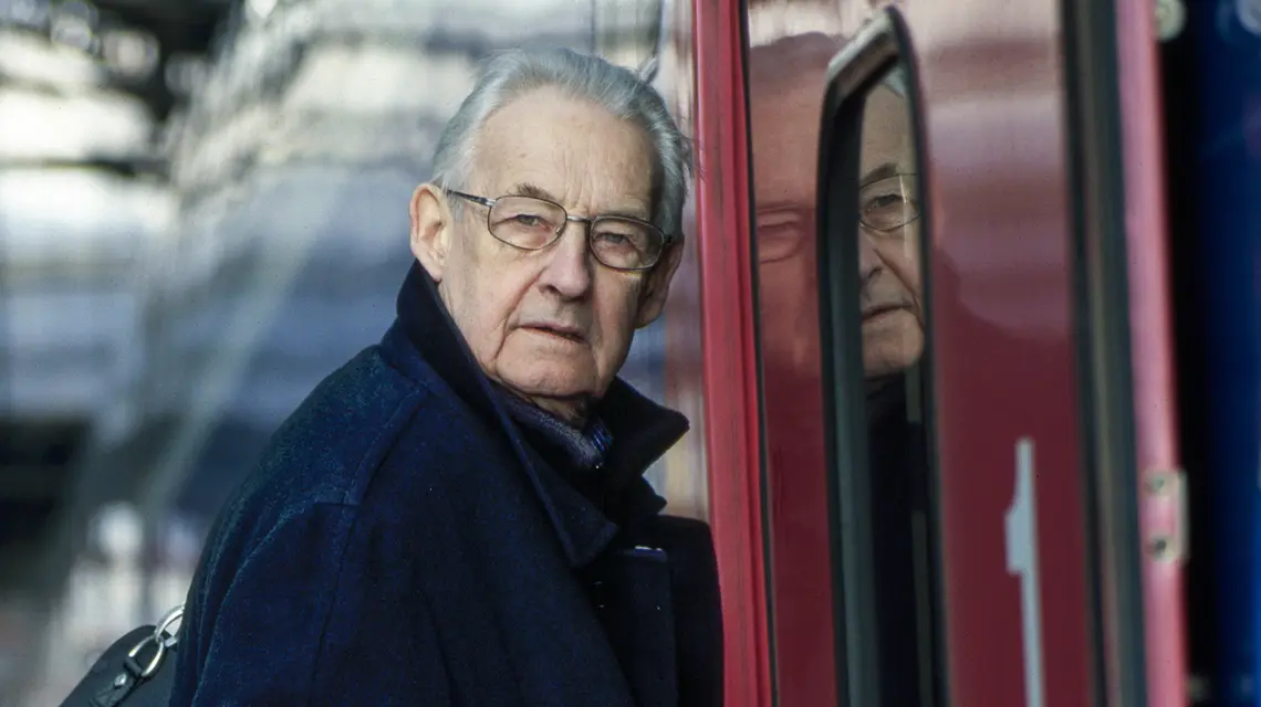 Andrzej Wajda na dworcu w Lyonie, 1 marca 2000 r. // Fot. Catherine Cabrol / Kipa / Sygma / Getty Images