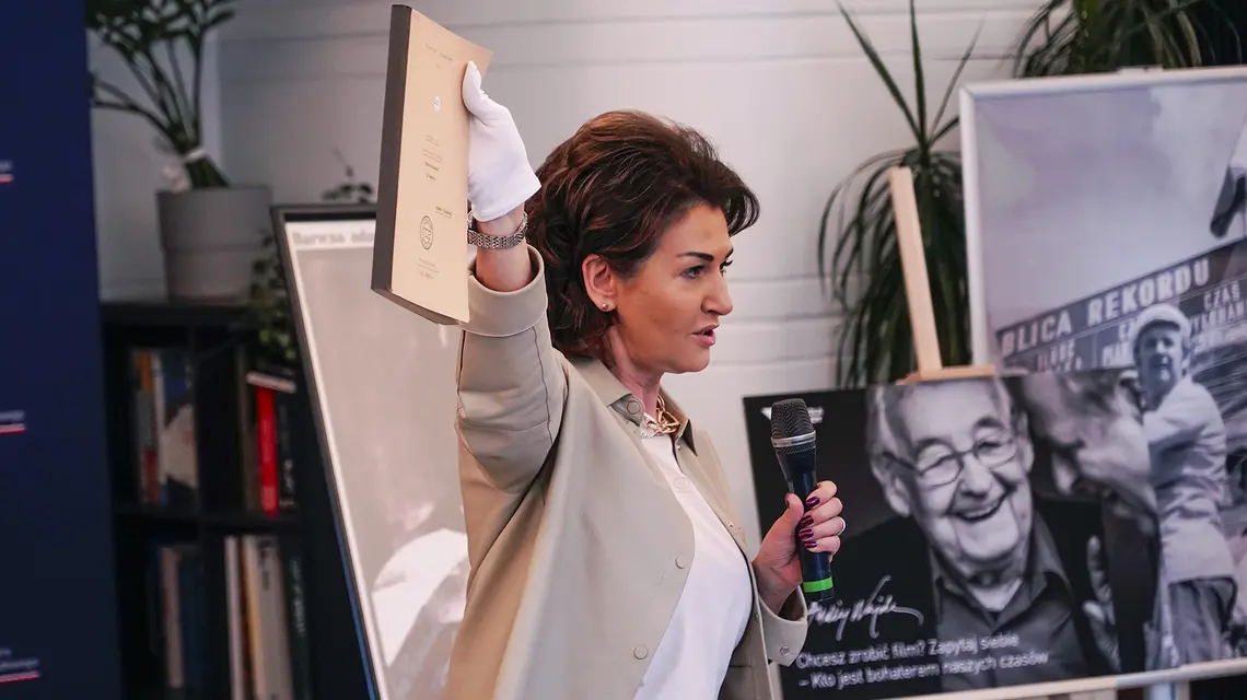 Beata Stelmach, Prezeska Zarządu Totalizatora Sportowego, prezentuje niezrealizowany scenariusz filmu Andrzeja Wajdy. Totalizator Sportowy jest Patronem Roku Wajdy 2026. // Fot. materiały prasowe