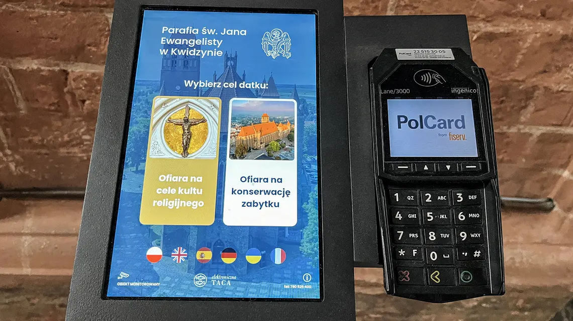  Terminal płatniczy na datki kościelne w katedrze św. Jana Ewangelisty w Kwidzynie // Fot. Marta Błażejowska / Agencja Wyborcza.pl