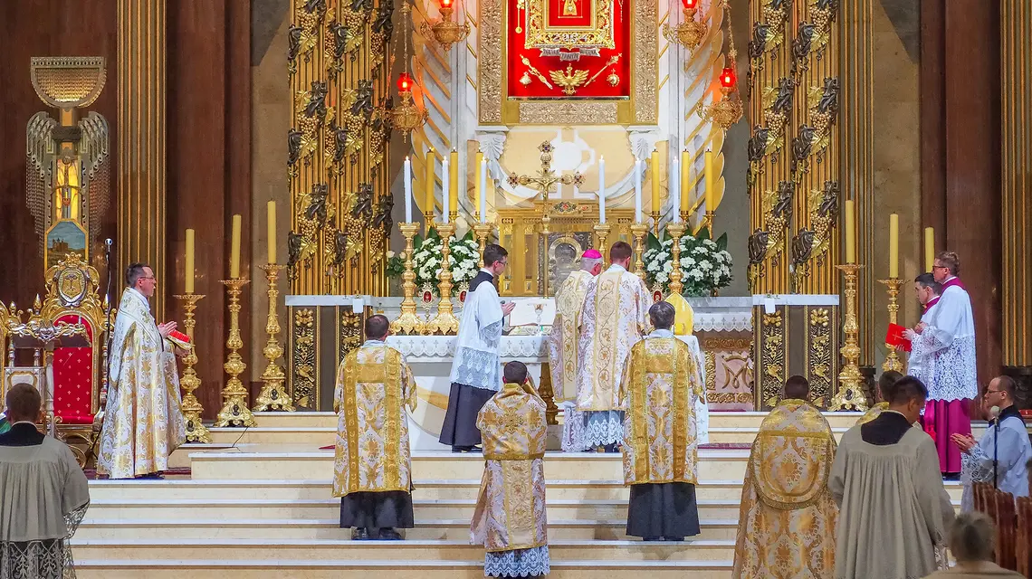 Abp Guido Pozzo, sekretarz Papieskiej Komisji Ecclesia Dei, celebruje Mszę pontyfikalną w bazylice MB Bolesnej Królowej Polski, Licheń Stary, lipiec 2018 r. // Fot. Dawid Gospodarek