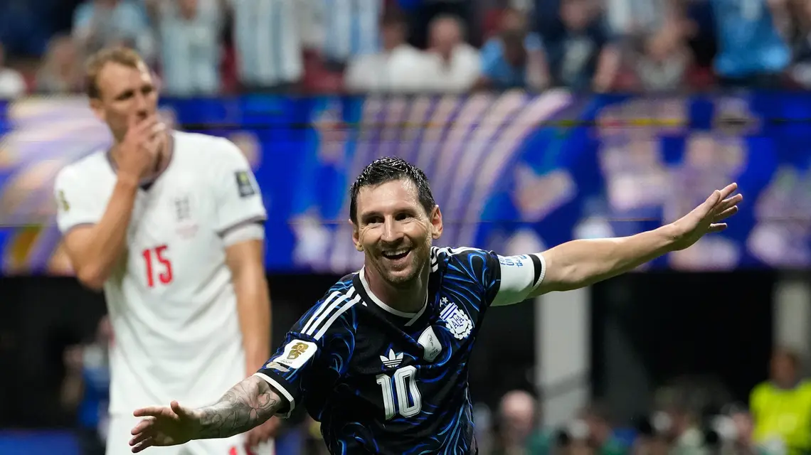 Leo Messi celebruje bramkę Enzo Fernandeza w półfinałowym meczu mundialu między Argentyną i Anglią, Atlanta, 15 lipca 2026 r. / Fot. Rebecca Blackwell / Associated Press / East News