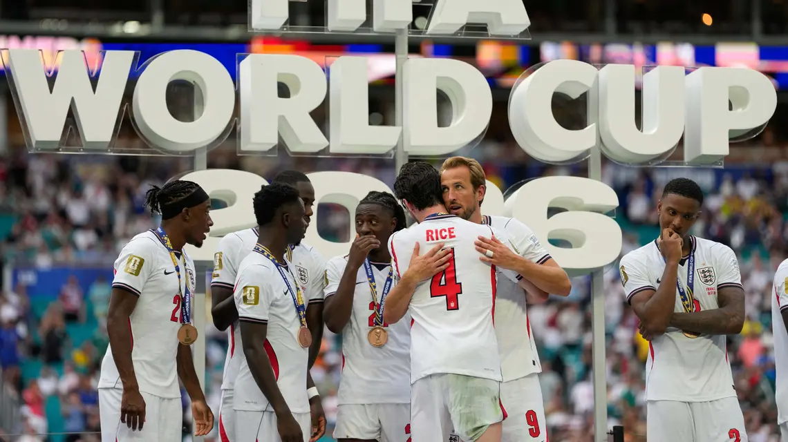 Reprezentanci Anglii z medalami za trzecie miejsce po wygranym 6:4 meczu z Francją, Miami, 18 lipca 2026 r. / Fot. Rebecca Blackwell / Associated Press / East News