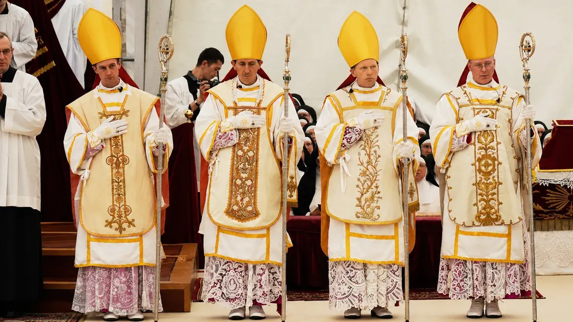 Od lewej: Marc Hanappier, Michel Poinsinet de Sivry, Michael Goldade i Pascal Schreiber, nowo konsekrowani biskupi lefebrystycznego Bractwa Kapłańskiego św. Piusa X, po ceremonii konsekracji w Écône w Szwajcarii, 1 lipca 2026 r. Następnego dnia Watykan uznał konsekracje za akt schizmatycki i ogłosił ekskomunikę Bractwa.