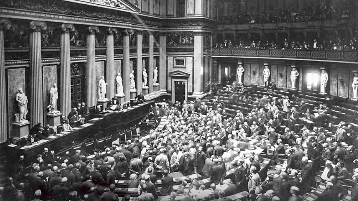 Obrady parlamentu w Wiedniu, 17 czerwca 1907 r.; Michał Bobrzyński był wówczas posłem, wiceprezesem Koła Polskiego. / R. LECHNER / ÖSTERREICHISCHE NATIONALBIBLIOTHEK