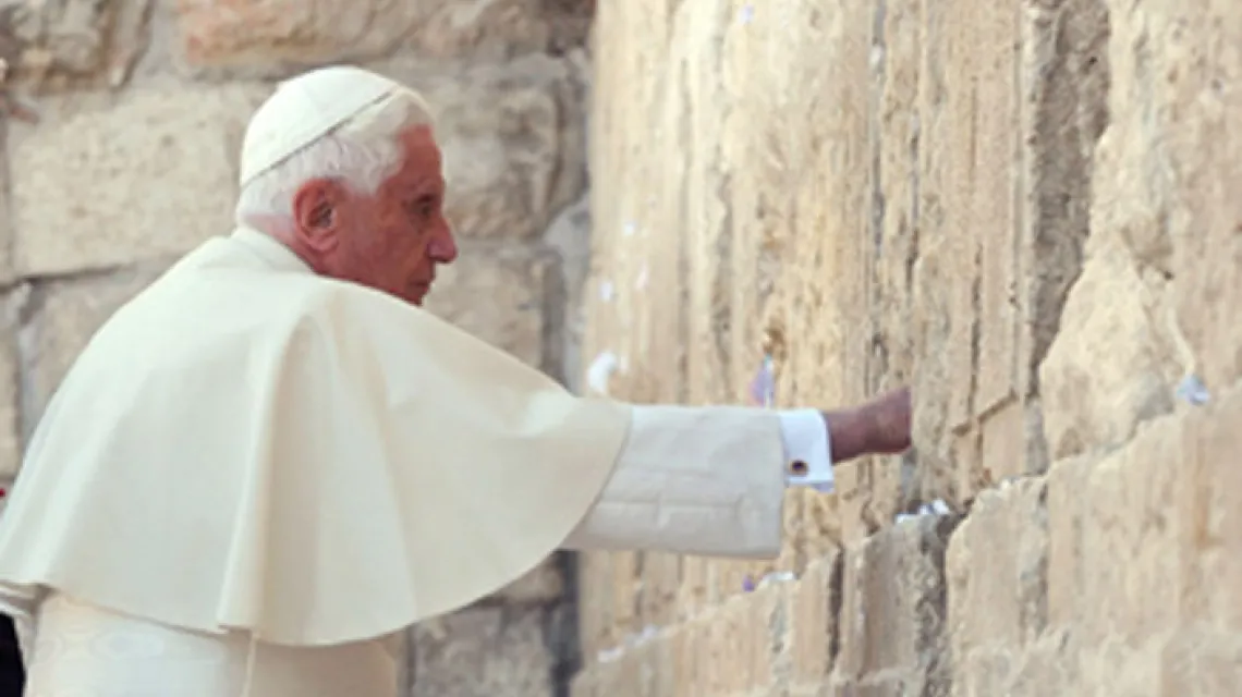 Benedykt XVI przed Ścianą Płaczu w Jerozolimie, 12 maja 2009 r. / Fot. KNA-Bild / 