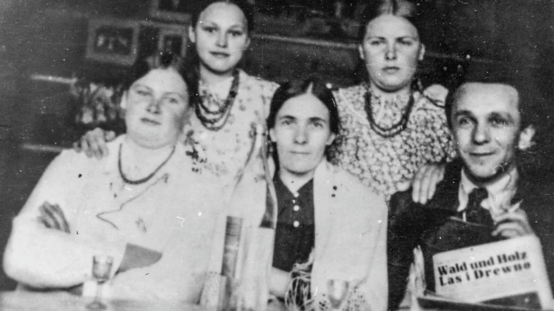 Góralska rodzina z Furcówki z ukrywającym się u nich w czasie wojny Żydem. / ZE ZBIORÓW TADEUSZA MORAWY