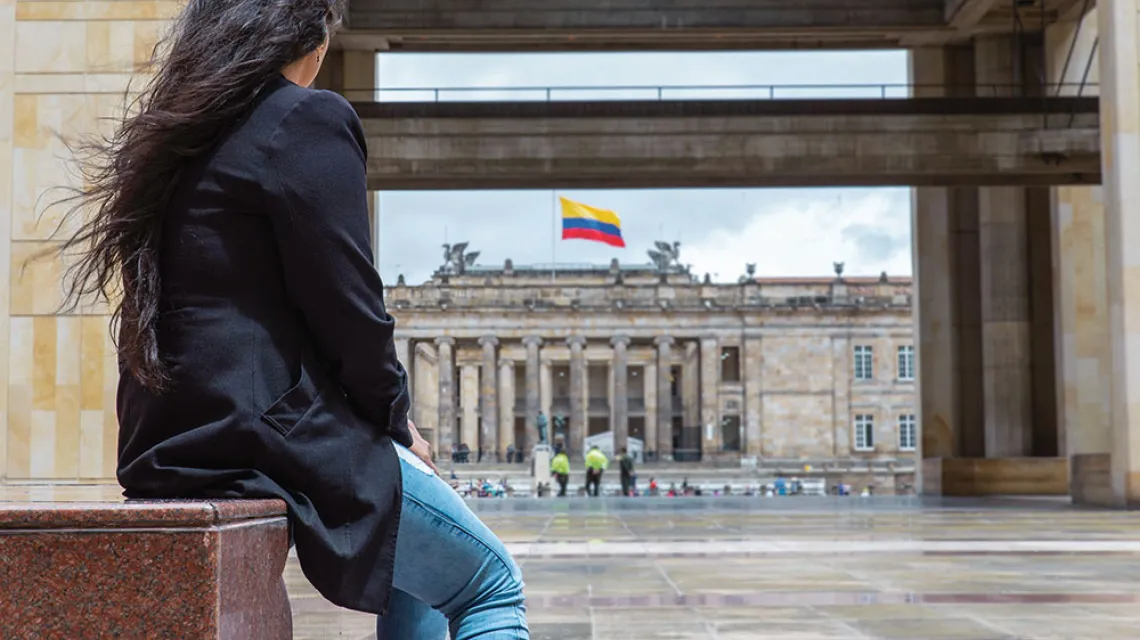 Helena pod Pałacem Sprawiedliwości, siedzibą kolumbijskiego Sądu Najwyższego. Bogota, 2018 r. / LAURA MARTÍNEZ VALERO / WOMEN’S LINK WORLDWIDE