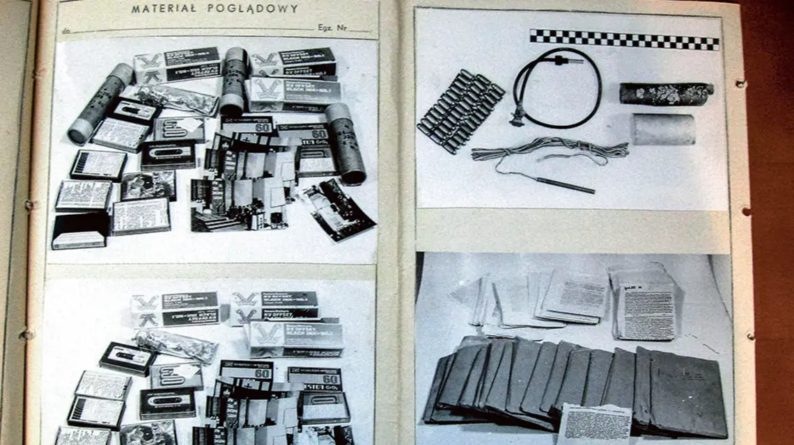Wykonane przez milicję zdjęcia przedmiotów „znalezionych” podczas rewizji w mieszkaniu ks. Popiełuszki 12 grudnia 1983 r. / IPN