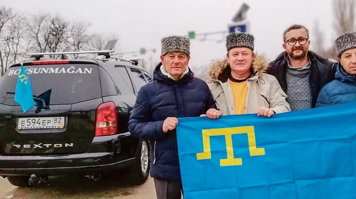 Riza (w żółtym swetrze), Nariman (po jego prawej) i pozostali uczestnicy wyprawy po powrocie z Moskwy na Krym, grudzień 2018 r. / ARCHIWUM WSPÓLNOTY TATARÓW KRYMSKICH