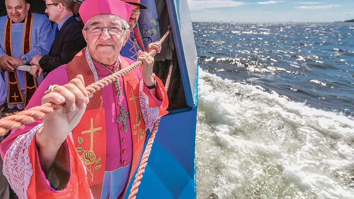 Abp Sławoj Leszek Głódź podczas morskiej pielgrzymki rybaków na odpust św. Apostołów Piotra i Pawła. Zatoka Pucka, 29 czerwca 2019 r. / ŁUKASZ DEJNAROWICZ / FORUM