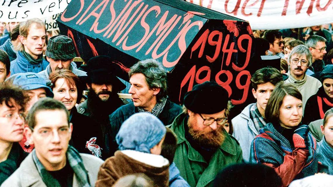 Demonstranci z trumną żegnającą tajną policję Stasi i stalinizm, Lipsk, 18listopada 1989 r. / PETER DEJONG / AP / EAST NEWS