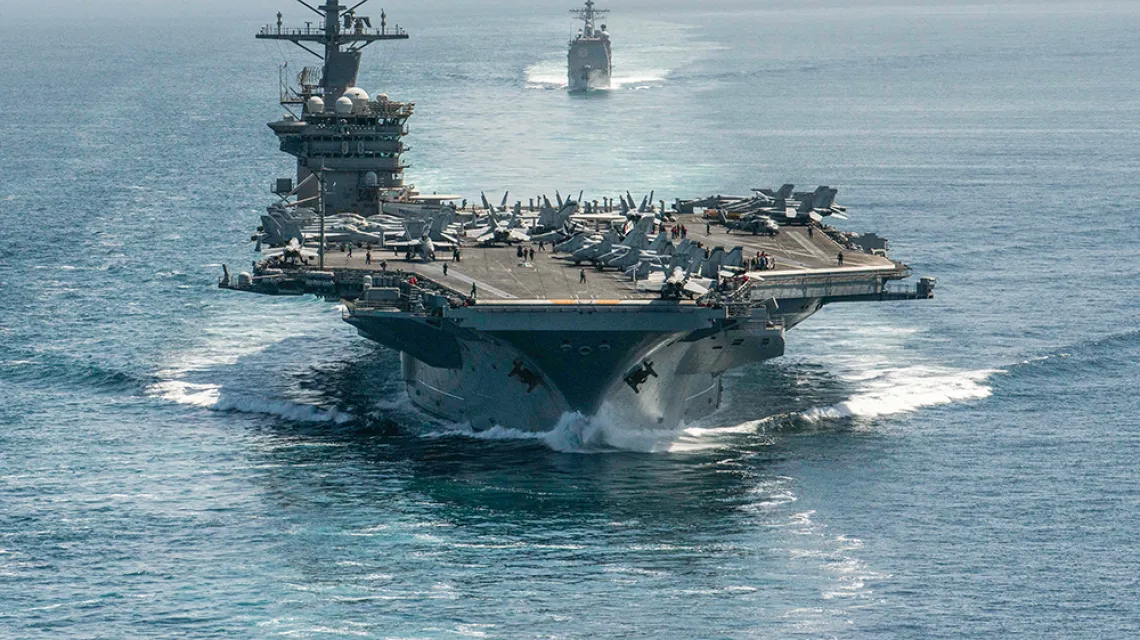 Amerykańskie okręty wojenne – lotniskowiec USS Nimitz i krążownik rakietowy USS Philippine Sea – na wodach cieśniny Ormuz, niedaleko irańskiego wybrzeża, wrzesień 2020 r. / ELLIOT SCHAUDT / U.S. NAVY