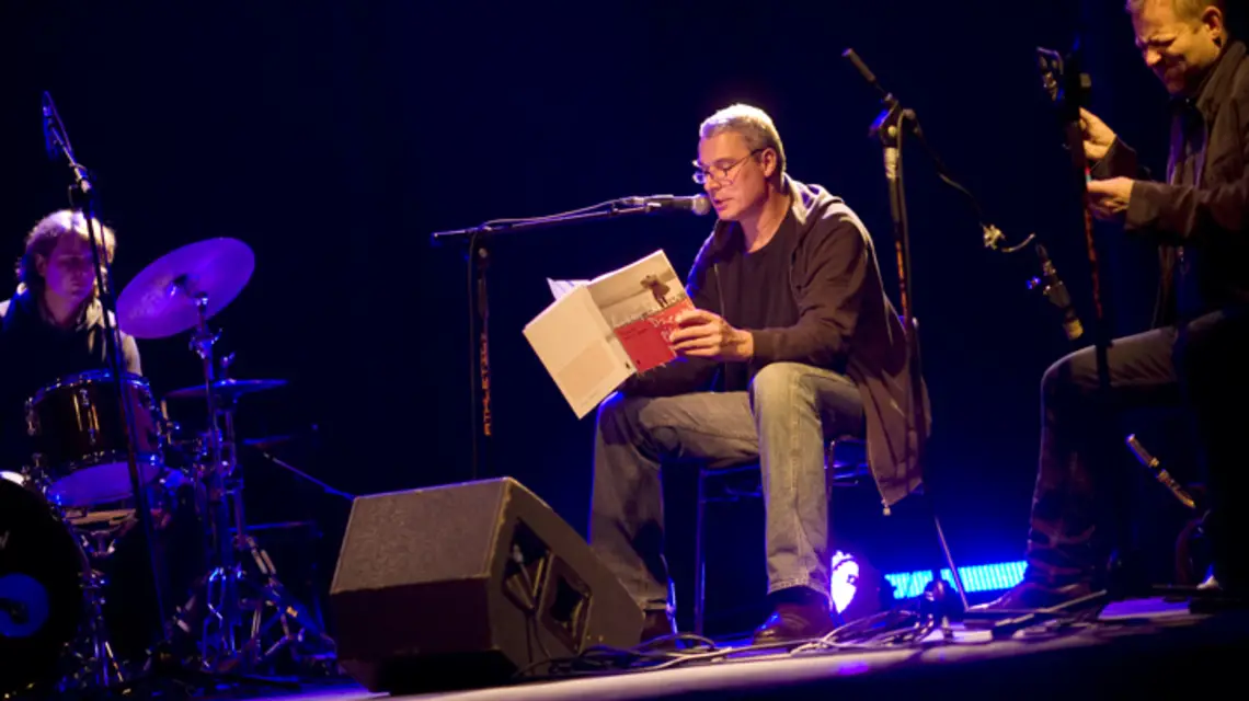 Andrzej Stasiuk podczas koncertu z Mikołajem Trzaską. Pierwszy dzień Festiwalu Conrada, 2 listopada 2010 r. /fot. Grażyna Makara / 