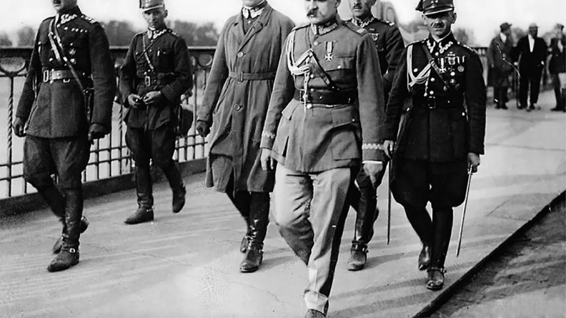 Marszałek Józef Piłsudski z oficerami w drodze na spotkanie z prezydentem RP. Most Poniatowskiego, Warszawa, 12 maja 1926 r. / Fot. Domena publiczna