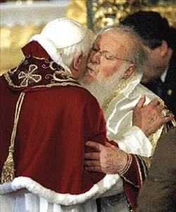 Papież Benedykt XVI i Patriarcha Ekumeniczny Konstantynopola Bartłomiej I podczas spotkania w Stambule, 30 listopada 2006 r. /fot. KNA-Bild / 