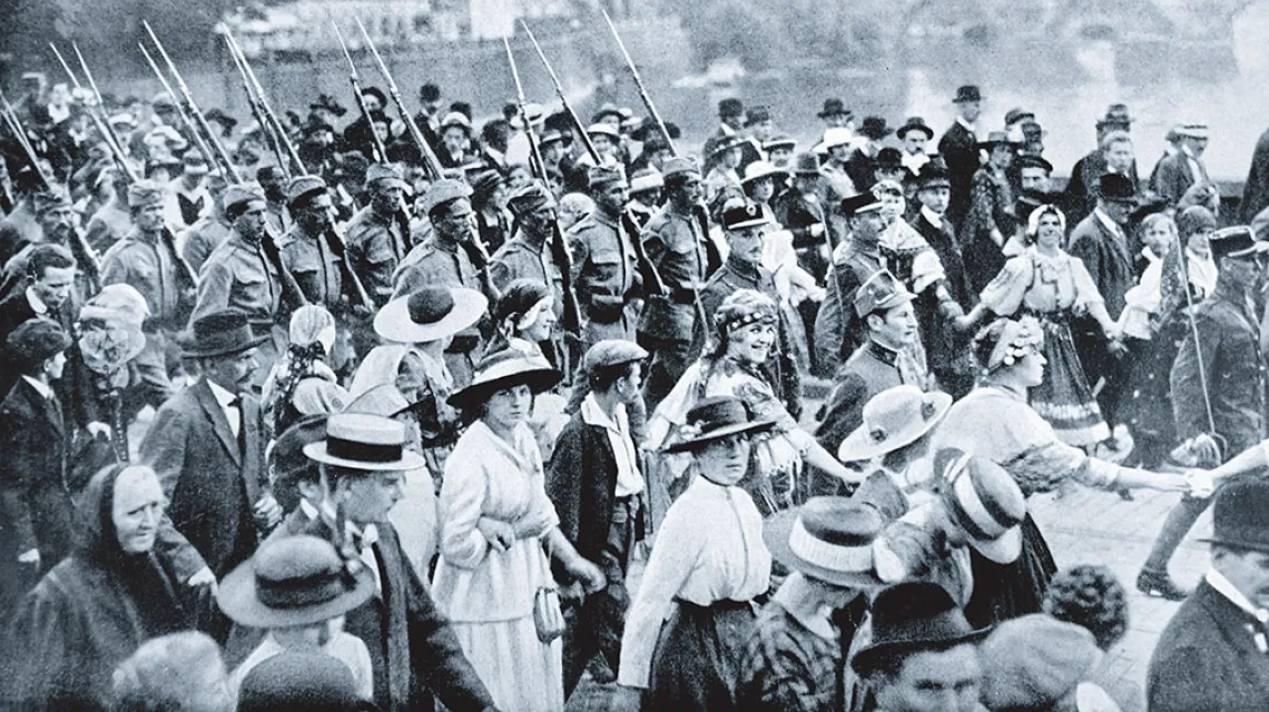 Sformowane u boku państw Ententy (sądząc po mundurach, zapewne we Włoszech) czeskie oddziały przybywają do Pragi. Rok 1918 lub 1919. / UNIVERSAL HISTORY ARCHIVE / GETTY IMAGES