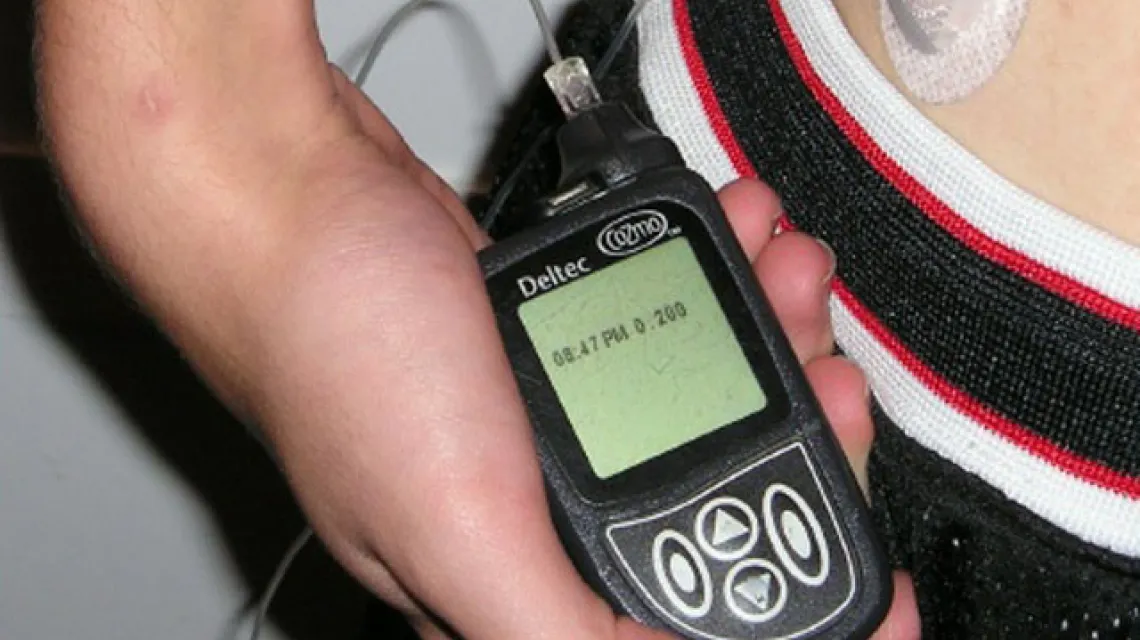 Pompa insulinowa - urządzenie wielkości odtwarzacza mp3, które zastępuje uciążliwe zastrzyki, ale kosztuje nawet do kilkunastu tysięcy zł i tylko w niektórych przypadkach jest refundowane /fot. Mbbradford/wiki / 