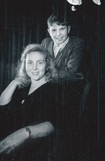 Z matką, Warszawa 1947 r. / PAP