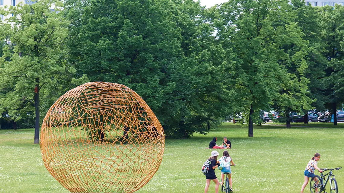 Monika Sosnowska „Krata” (2009). Park Rzeźby na Bródnie, Warszawa, czerwiec 2021 r. / PIOTR KOSIEWSKI