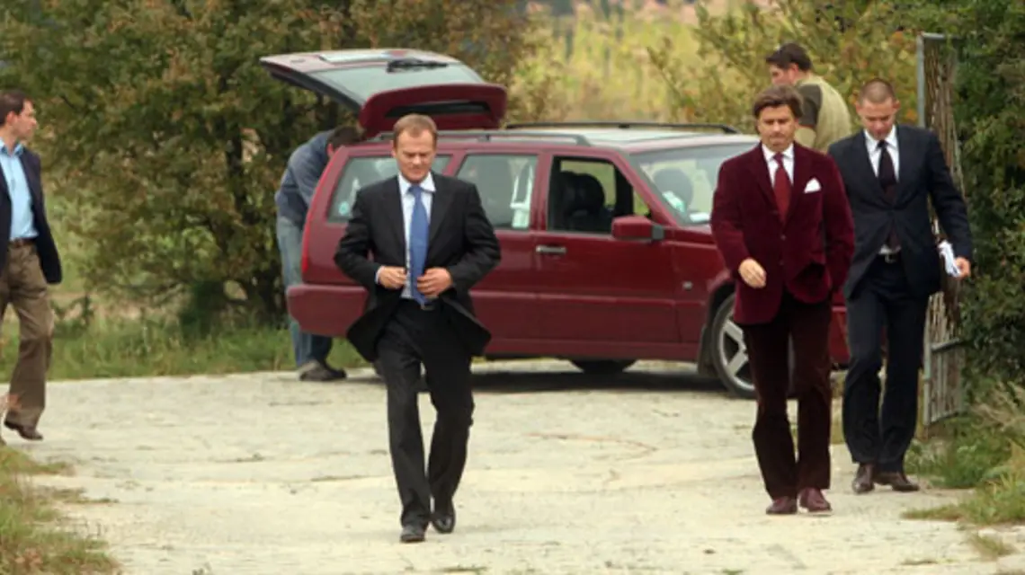 Kampania wyborcza do parlamentu w 2007 r. Donald Tusk i Janusz Palikot odwiedzają gospodarstwo rolne w Lipowcu (powiat biłgorajski) / fot. Rafał Michałowski / Agencja Gazeta / 