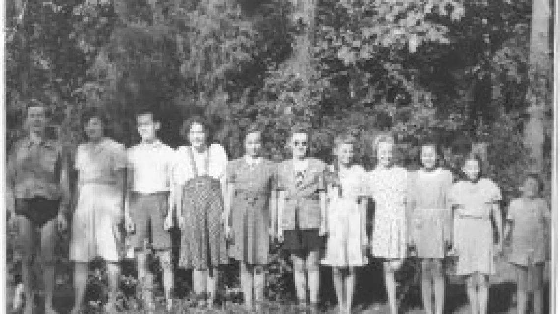 Lato 1944 w Świdrze. Pierwszy z lewej Antoś, czwarta z lewej siostra Maliny, Ewa, piąta: Malina / 