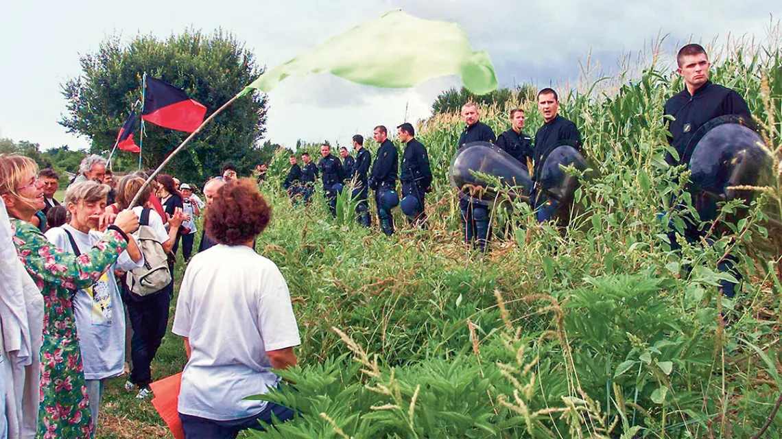 Policja chroni pole kukurydzy GMO przed demonstrantami, Virazeil, południowa Francja, wrzesień 2001 r. / PATRICK BERNARD / AFP PHOTO / EAST NEWS