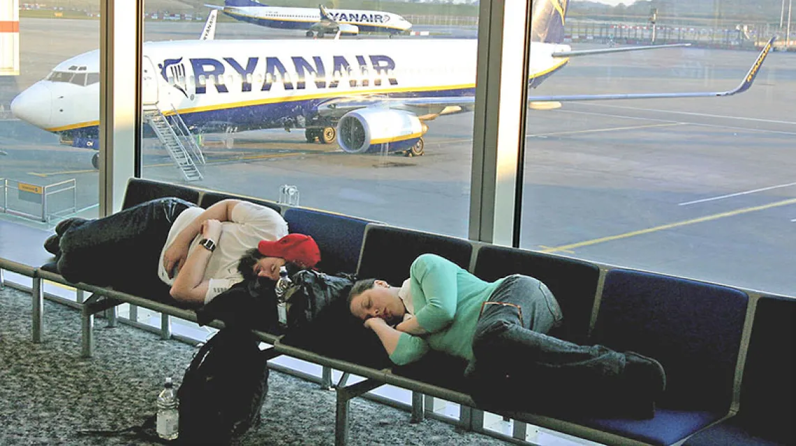 Śpiący Polacy w poczekalni podlondyńskiego lotniska Stansted / Fot. Zbigniew Osiowy / FORUM