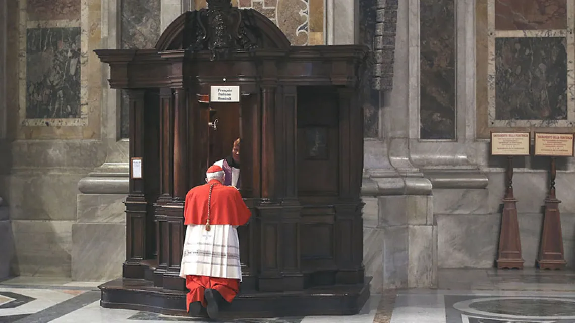 Kardynał spowiadający się w bazylice św. Piotra, marzec 2015 r. / Fot. Alessandro Bianchi / AP / EAST NEWS